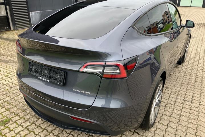 Grå Tesla Model Y fra 2021
