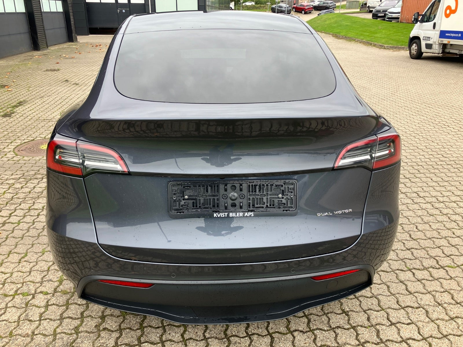 Grå Tesla Model Y fra 2021