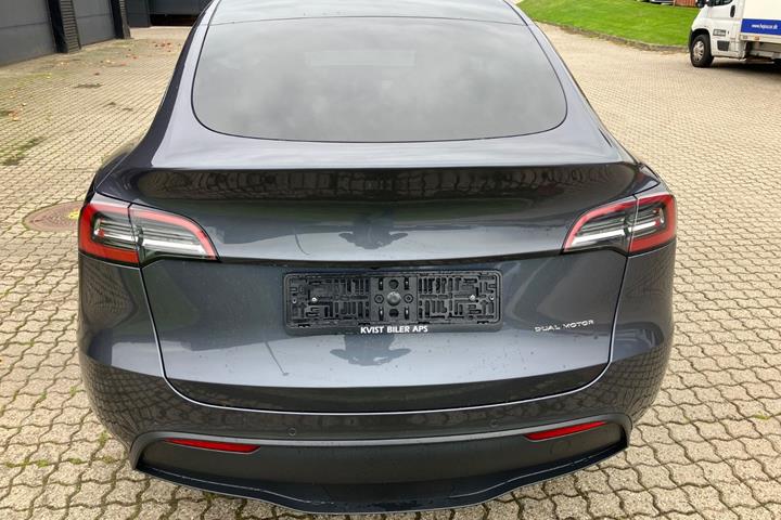 Grå Tesla Model Y fra 2021