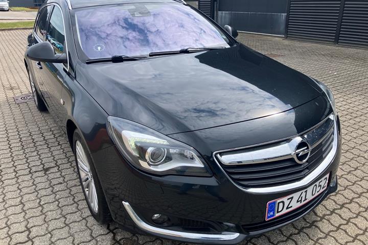 Sort Opel Insignia fra 2016