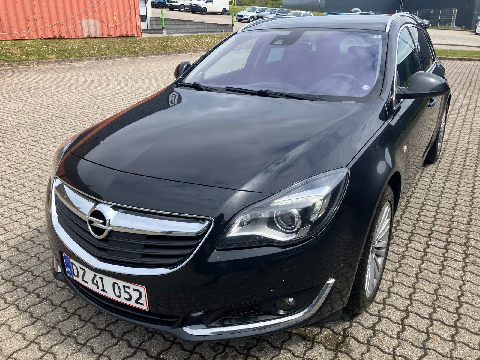Sort Opel Insignia fra 2016