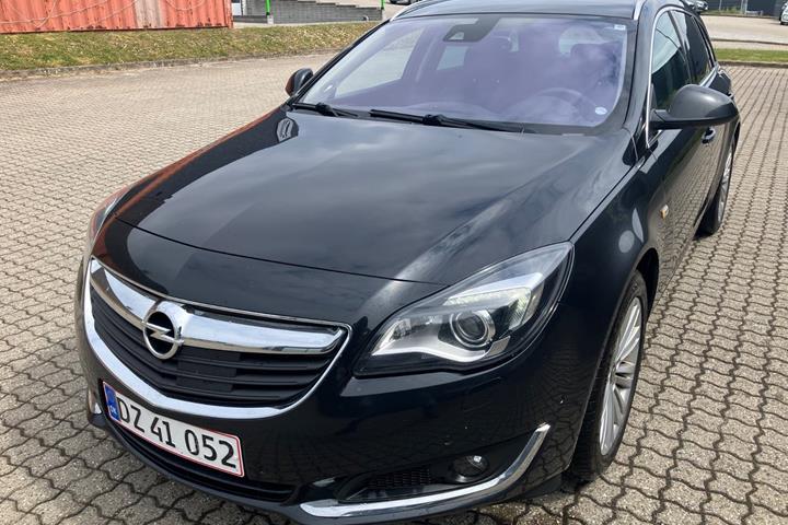 Sort Opel Insignia fra 2016