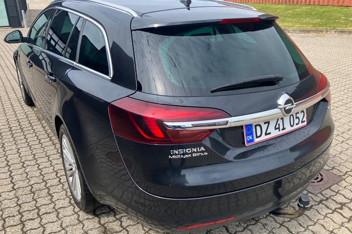 Sort Opel Insignia fra 2016