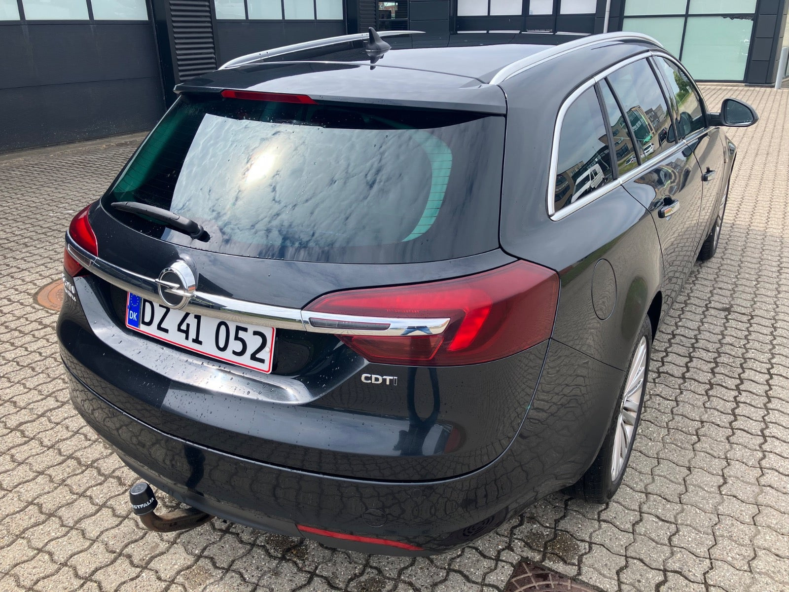 Sort Opel Insignia fra 2016