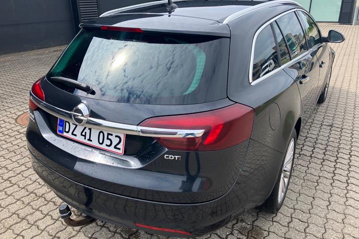 Sort Opel Insignia fra 2016
