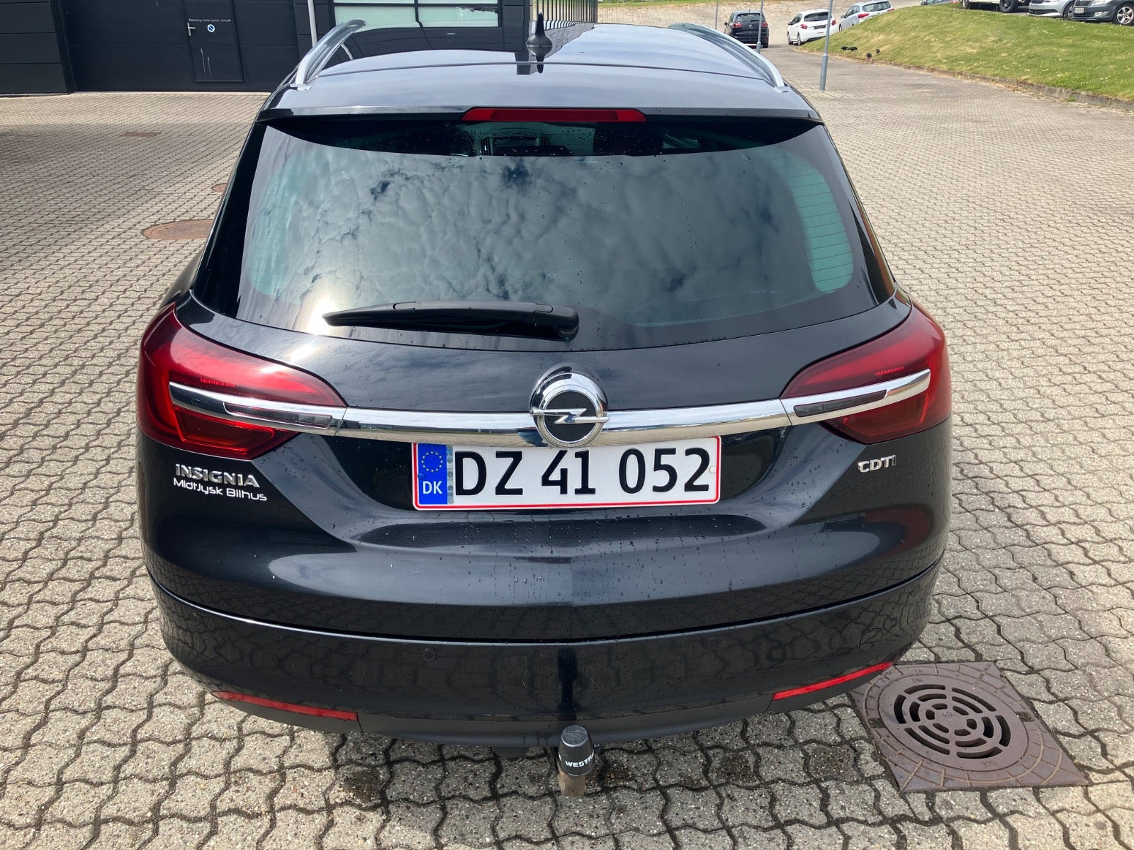 Sort Opel Insignia fra 2016