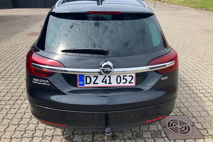 Sort Opel Insignia fra 2016
