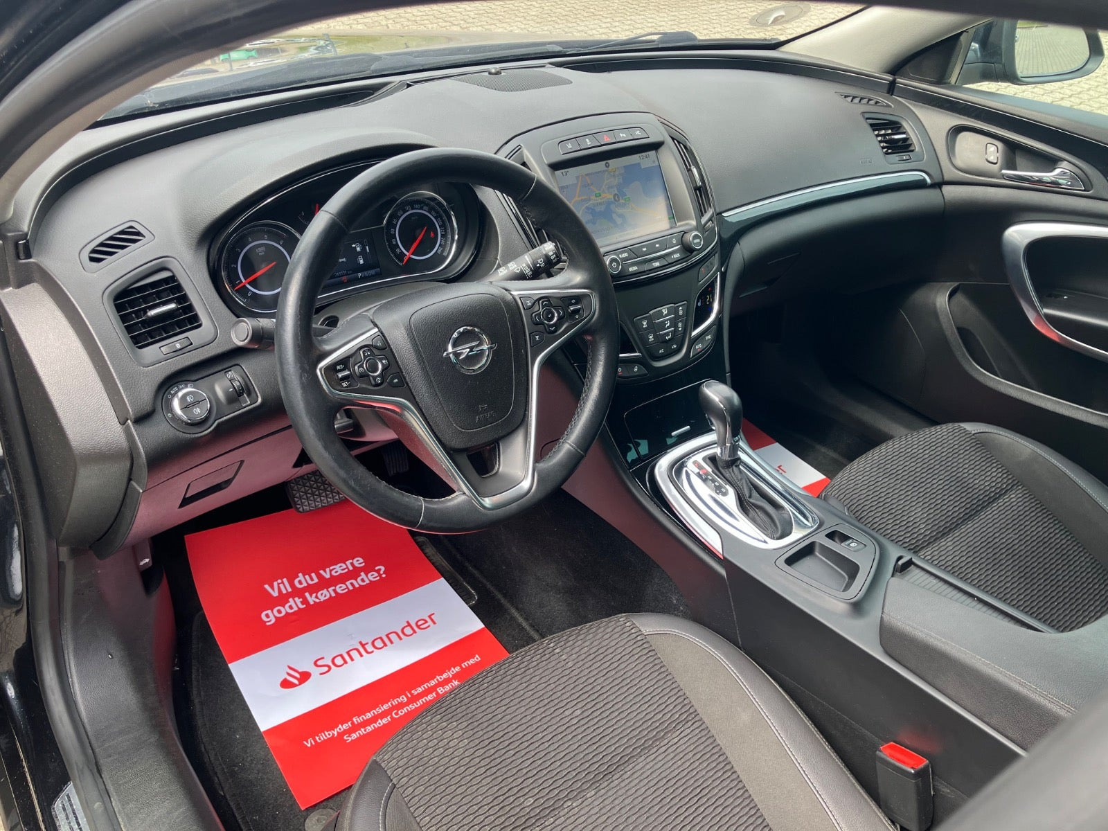 Sort Opel Insignia fra 2016