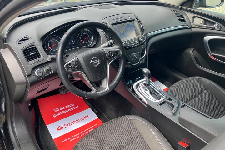 Sort Opel Insignia fra 2016