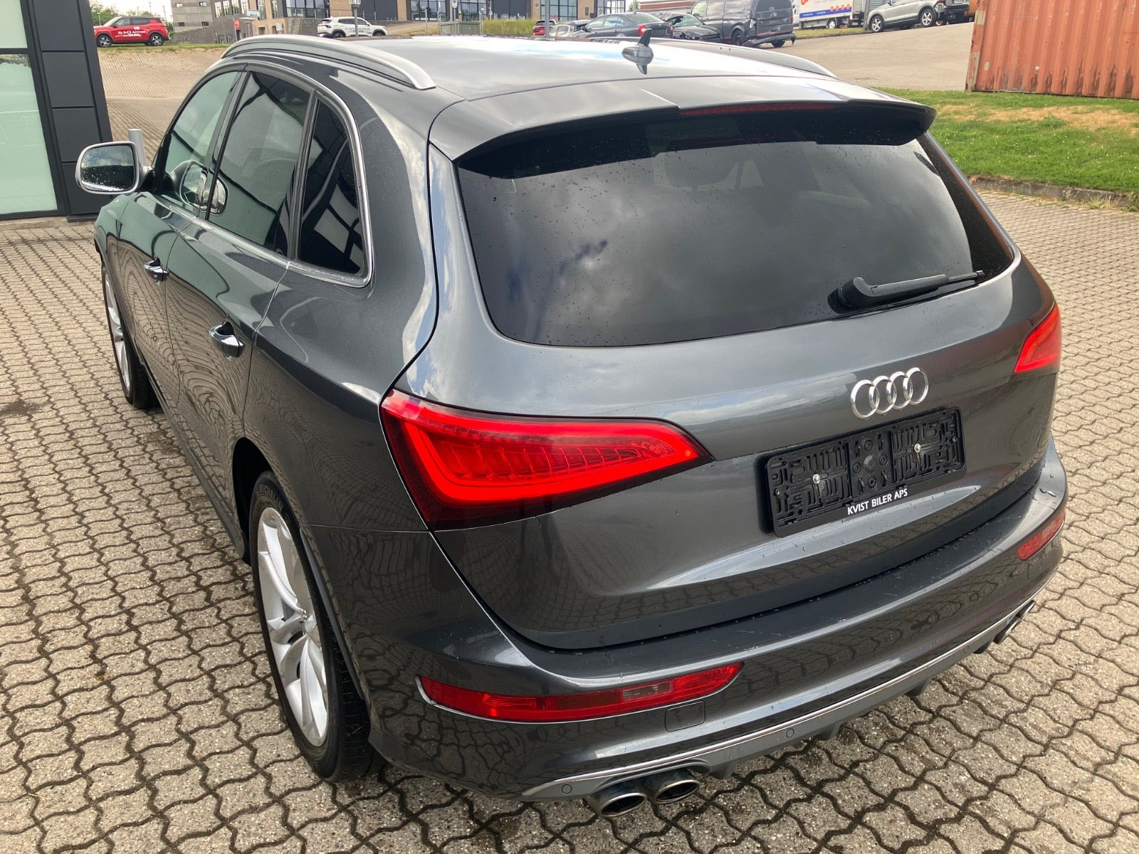 Grå Audi SQ5 fra 2016