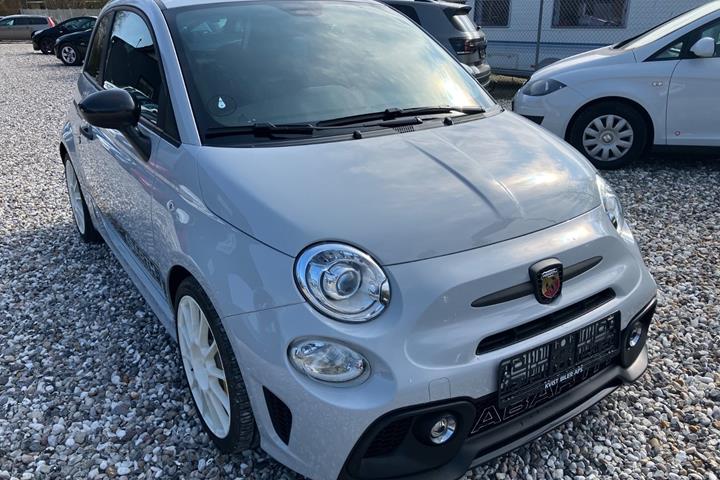 Grå Abarth 595 fra 2017
