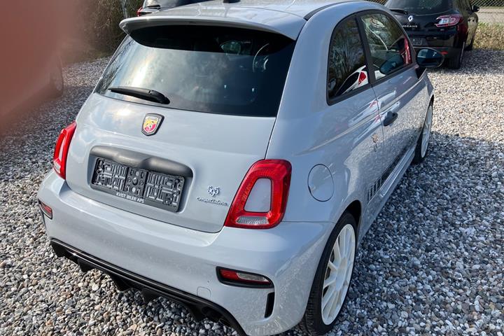 Grå Abarth 595 fra 2017