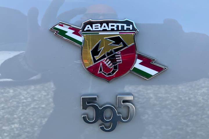 Grå Abarth 595 fra 2017