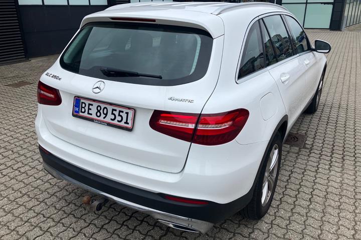 Hvid Mercedes GLC250 d fra 2016