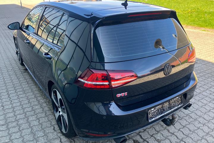 Sort VW Golf VII fra 2014