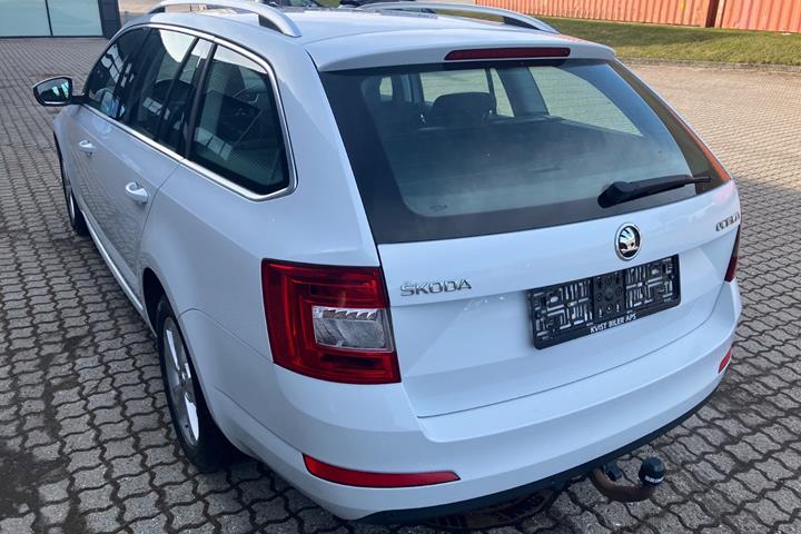 Hvid Skoda Octavia fra 2017