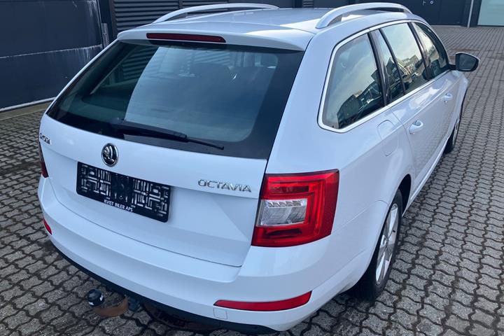 Hvid Skoda Octavia fra 2017