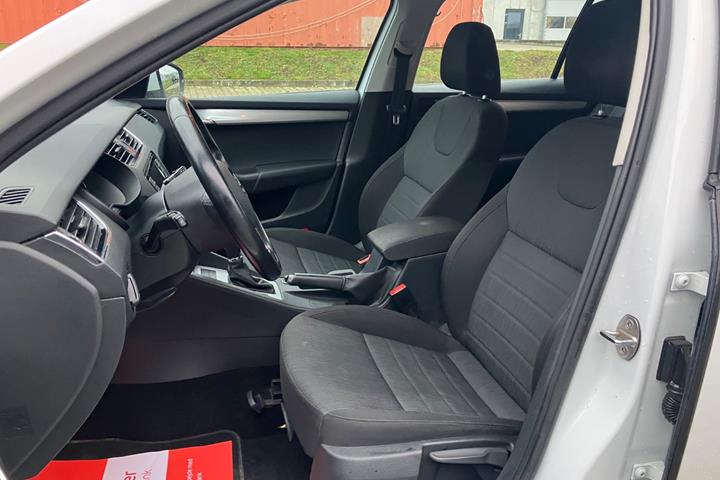 Hvid Skoda Octavia fra 2017