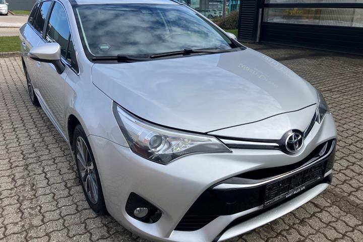 Sølv Toyota Avensis fra 2016