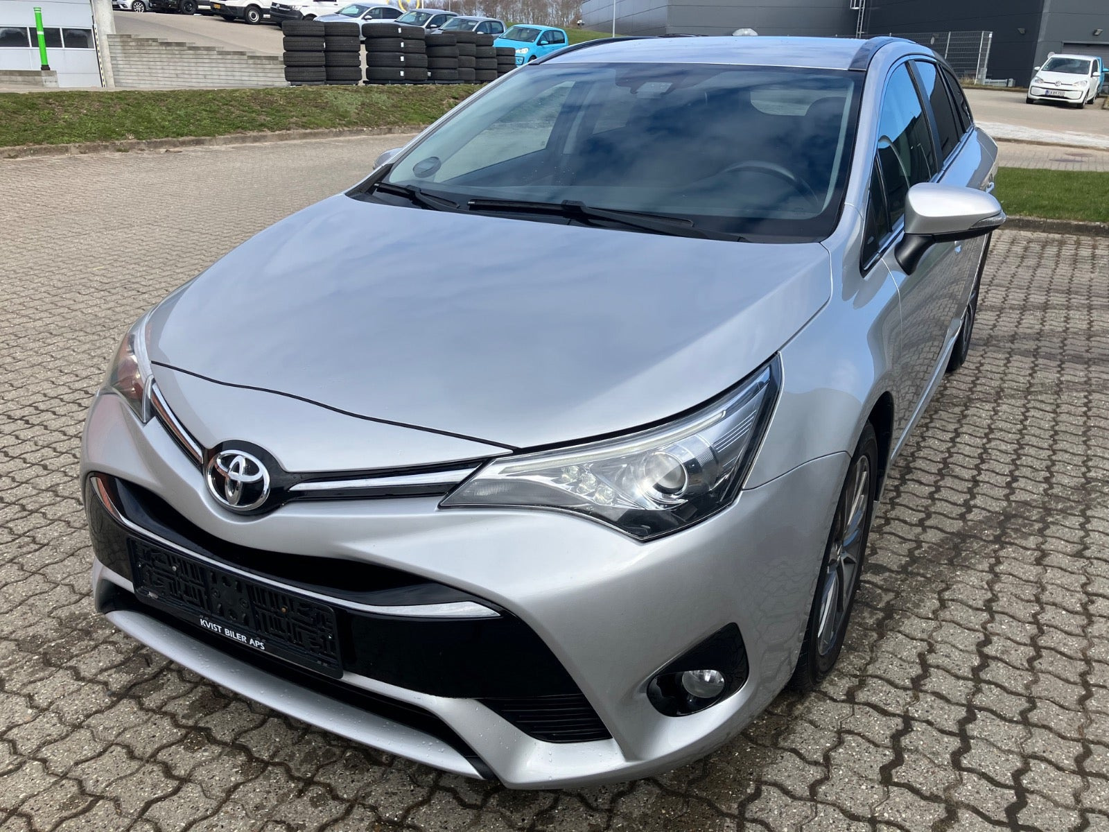 Sølv Toyota Avensis fra 2016