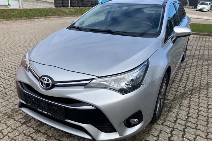 Sølv Toyota Avensis fra 2016