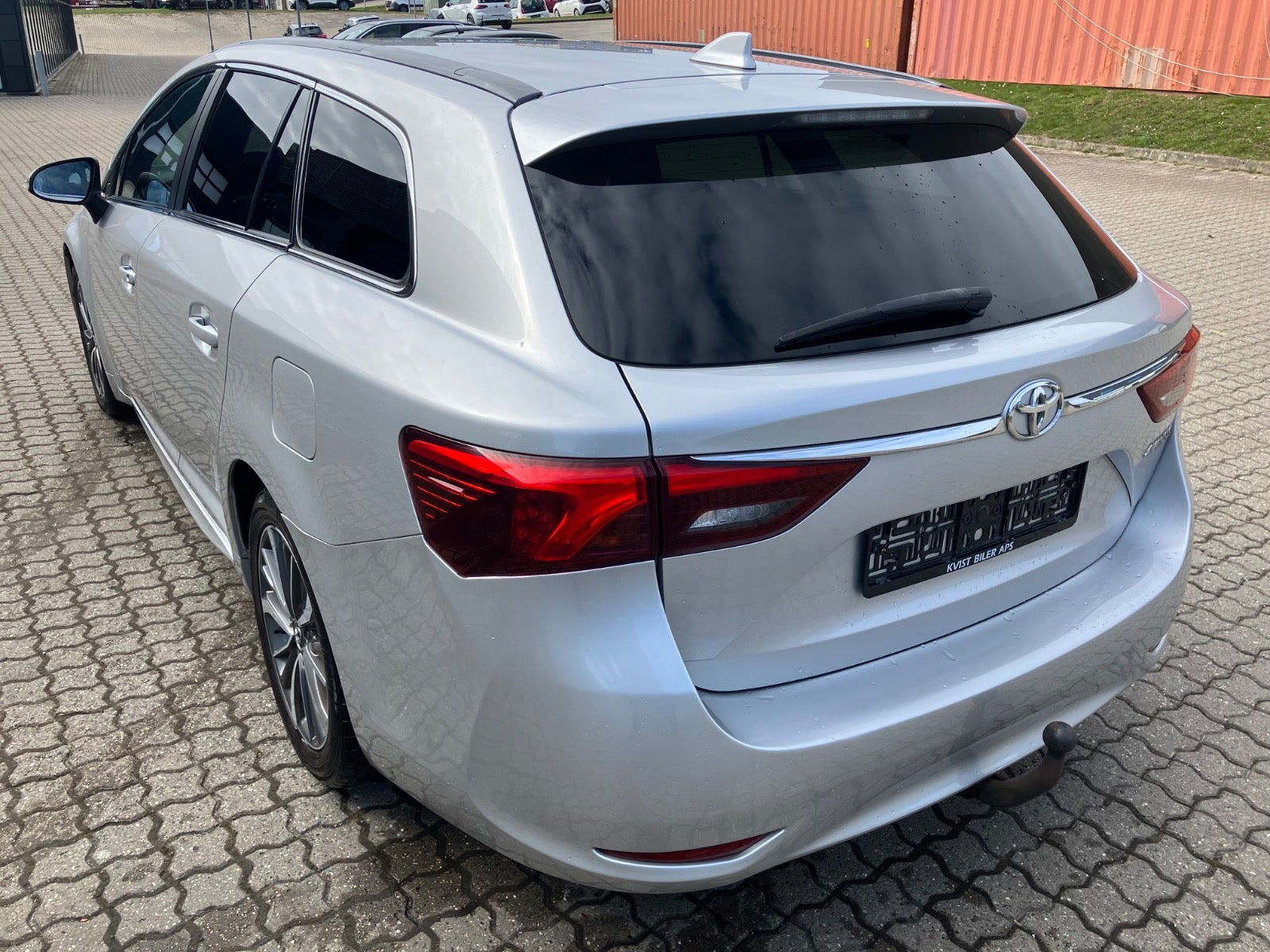 Sølv Toyota Avensis fra 2016