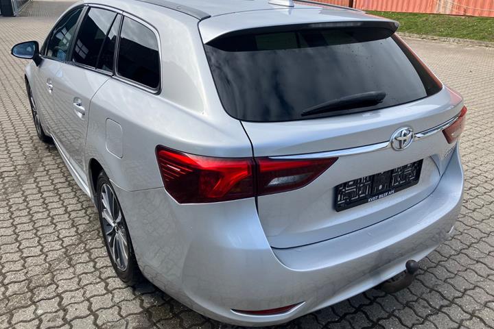 Sølv Toyota Avensis fra 2016