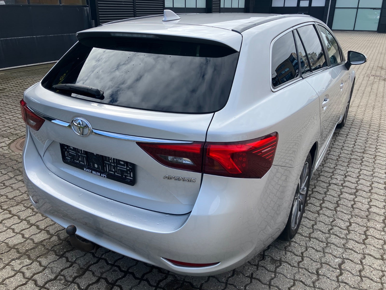 Sølv Toyota Avensis fra 2016