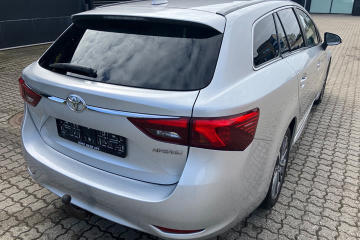 Sølv Toyota Avensis fra 2016