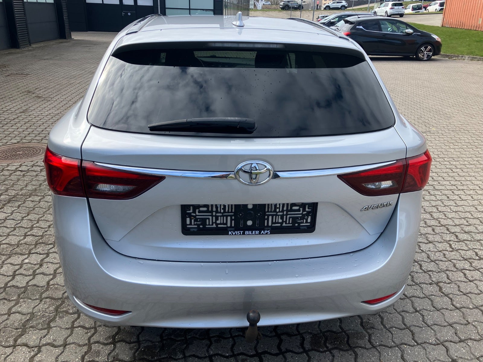 Sølv Toyota Avensis fra 2016