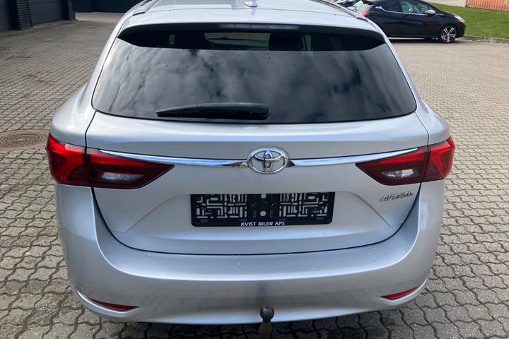 Sølv Toyota Avensis fra 2016