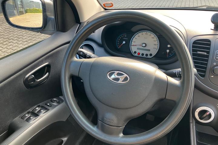 Grå Hyundai i10 fra 2011