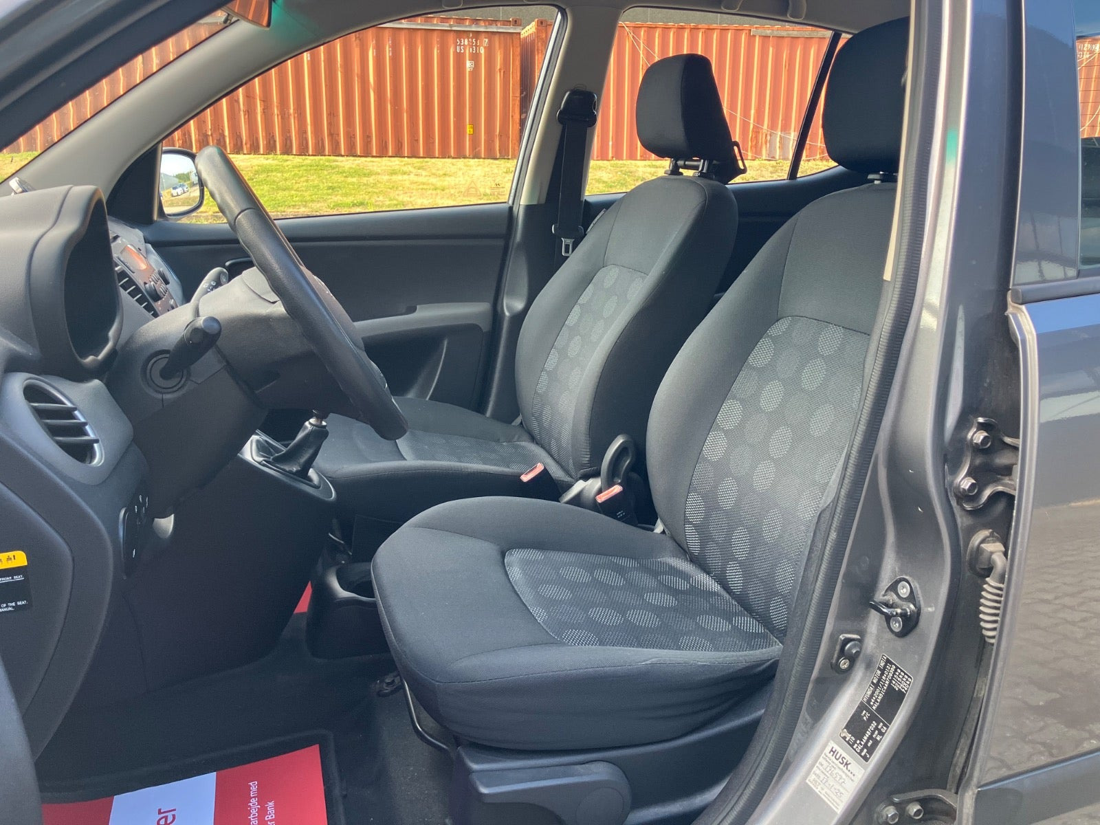 Grå Hyundai i10 fra 2011