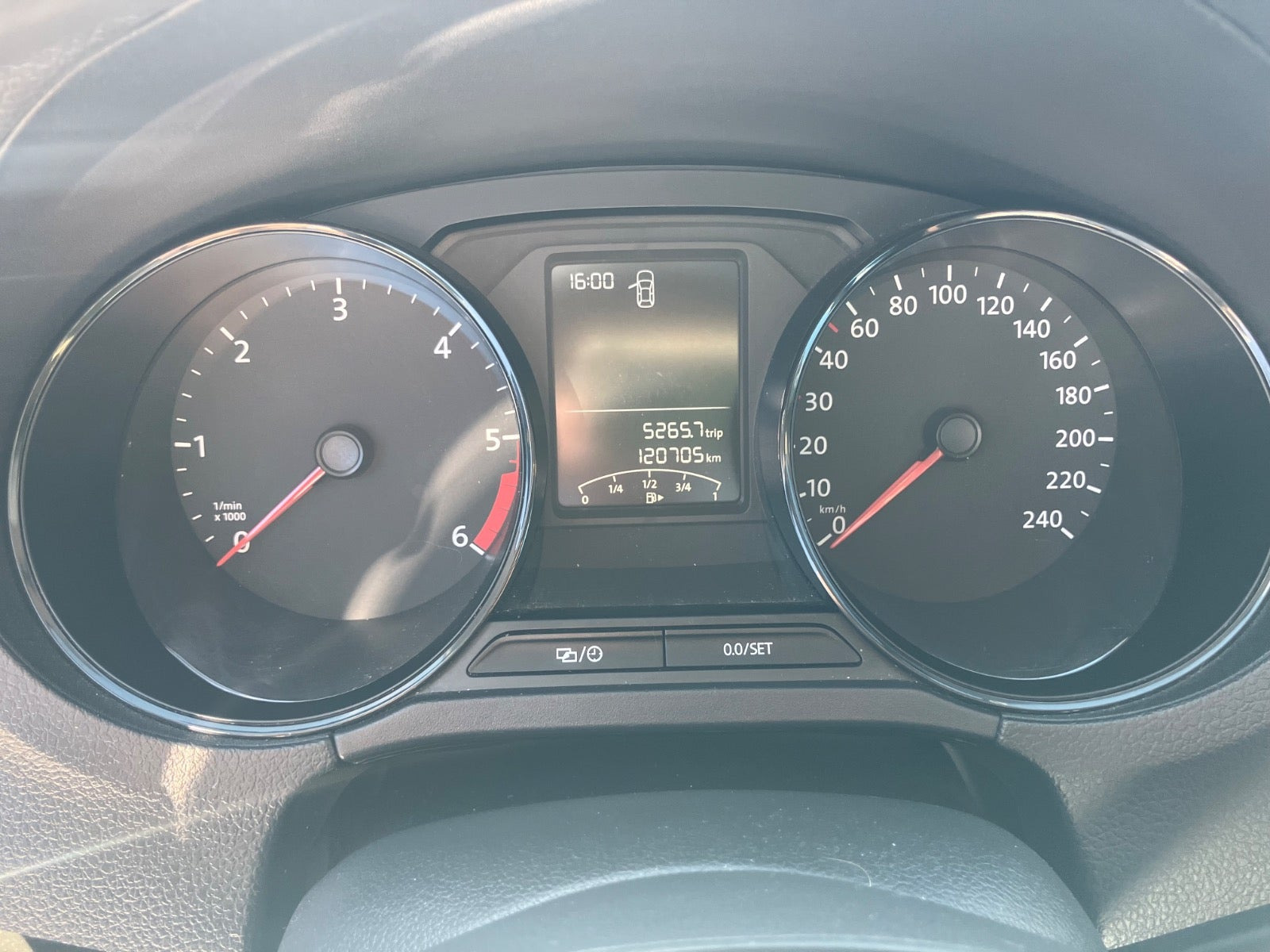 Brun VW Polo fra 2015