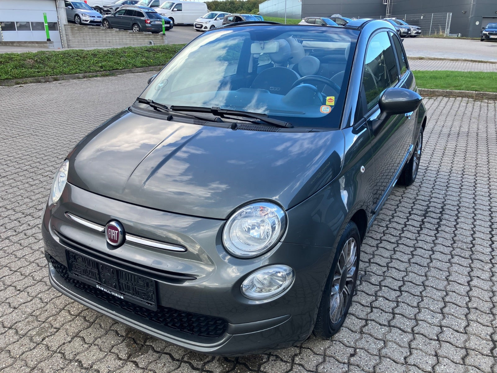 Grå Fiat 500C fra 2018