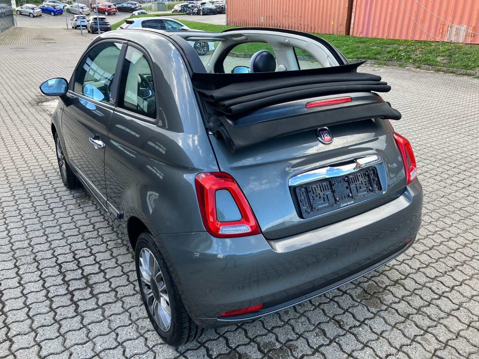 Grå Fiat 500C fra 2018