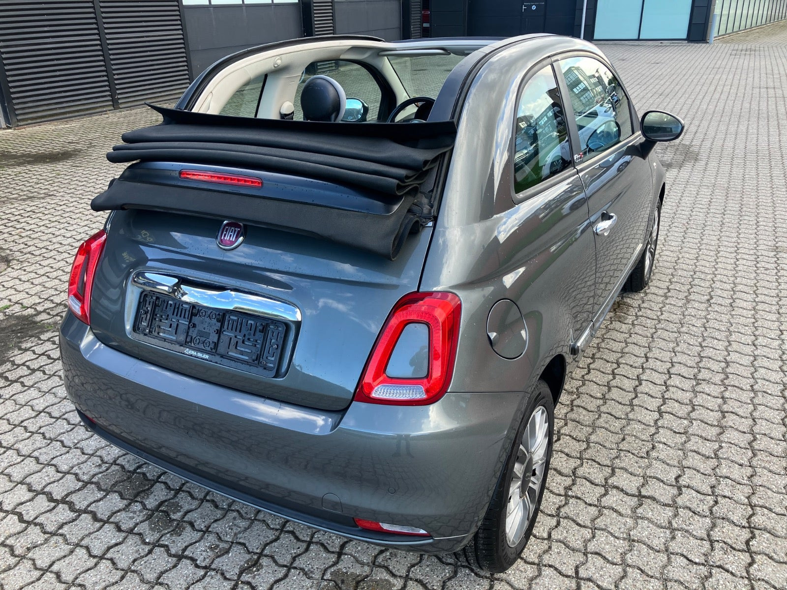 Grå Fiat 500C fra 2018