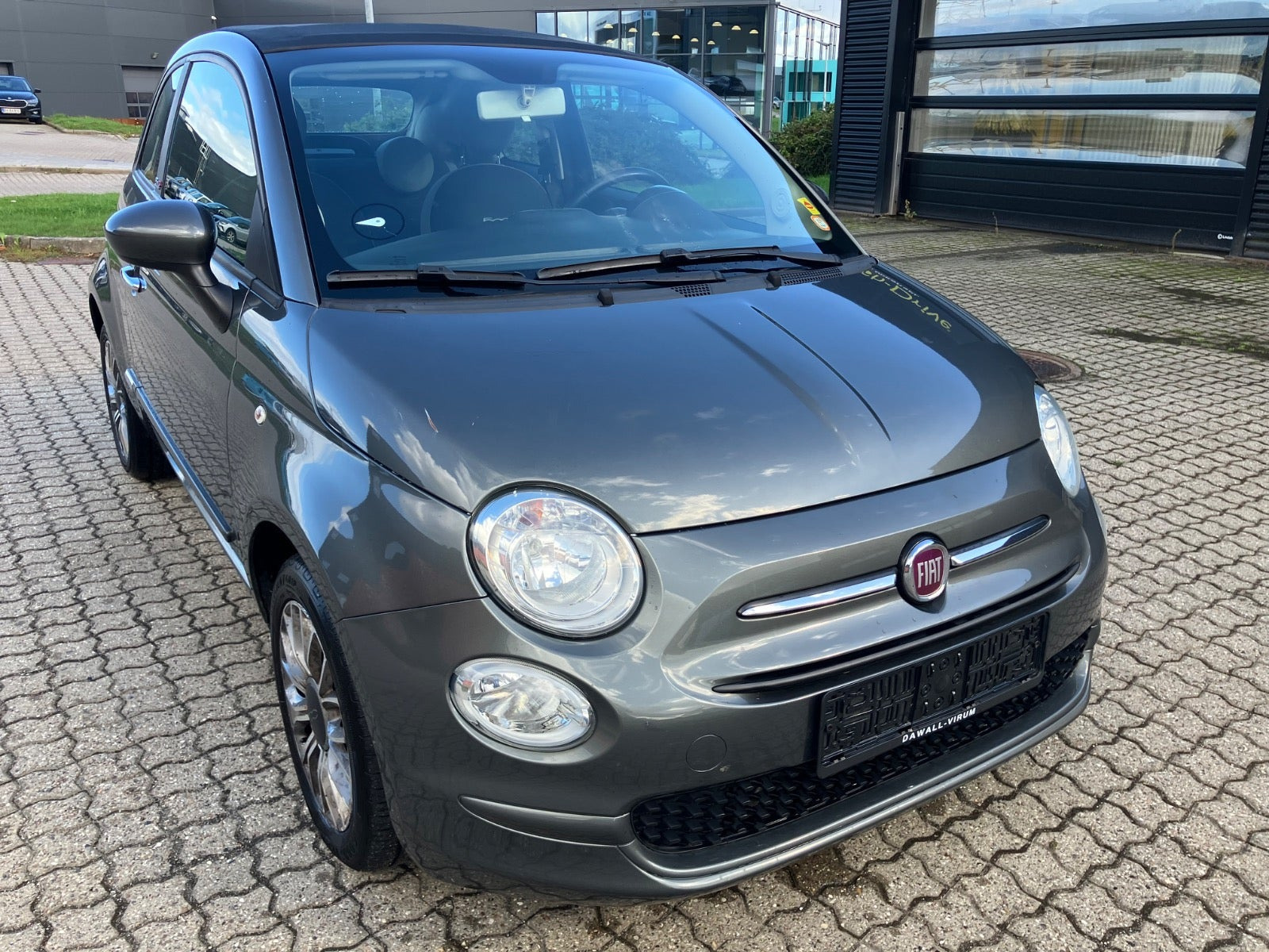 Grå Fiat 500C fra 2018