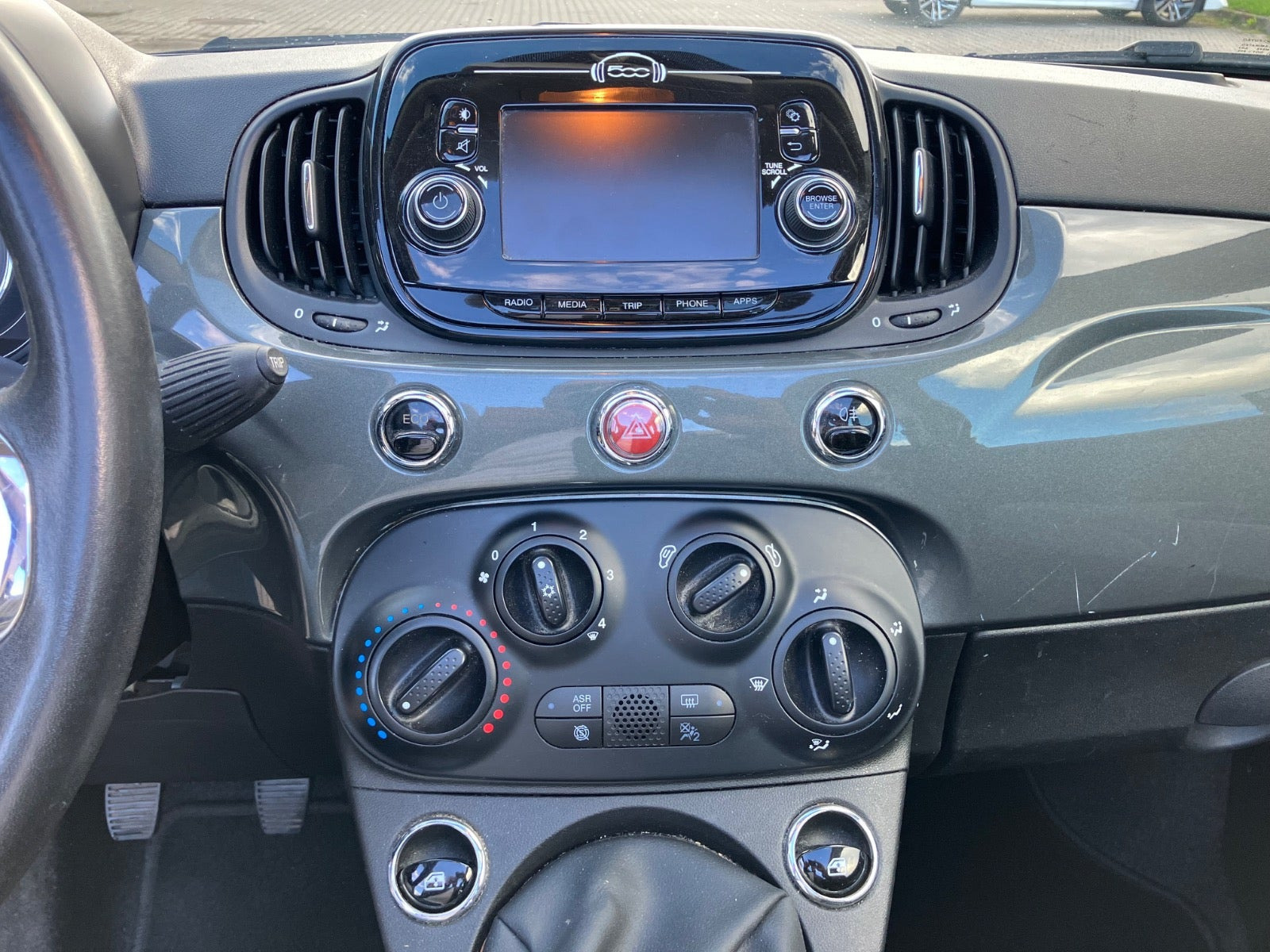 Grå Fiat 500C fra 2018