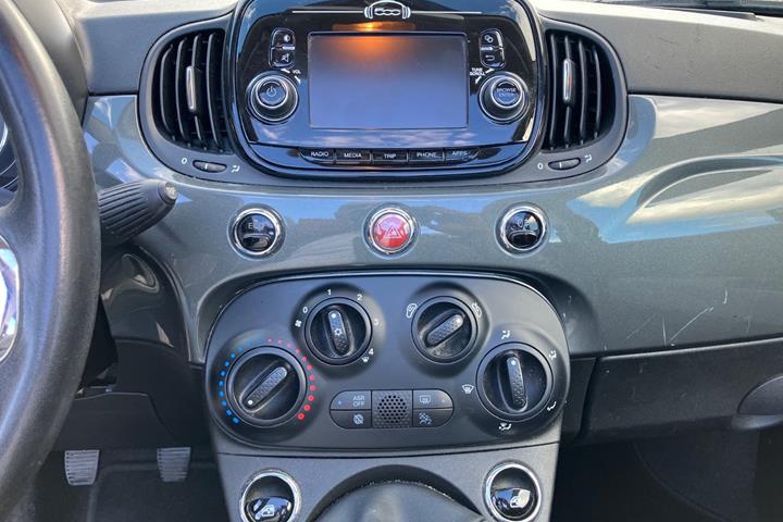 Grå Fiat 500C fra 2018