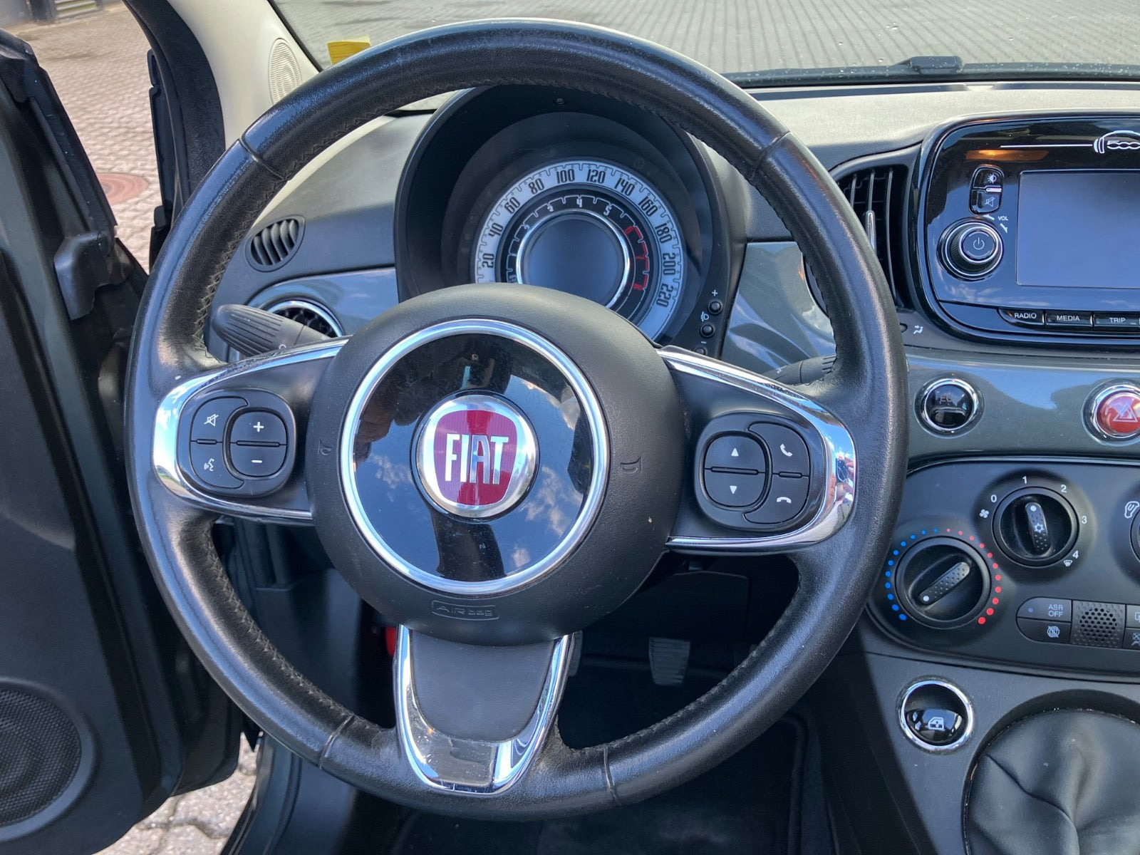 Grå Fiat 500C fra 2018