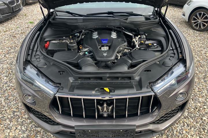 Grå Maserati Levante fra 2016