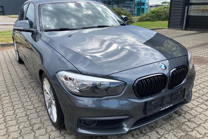 Grå BMW 118i fra 2018