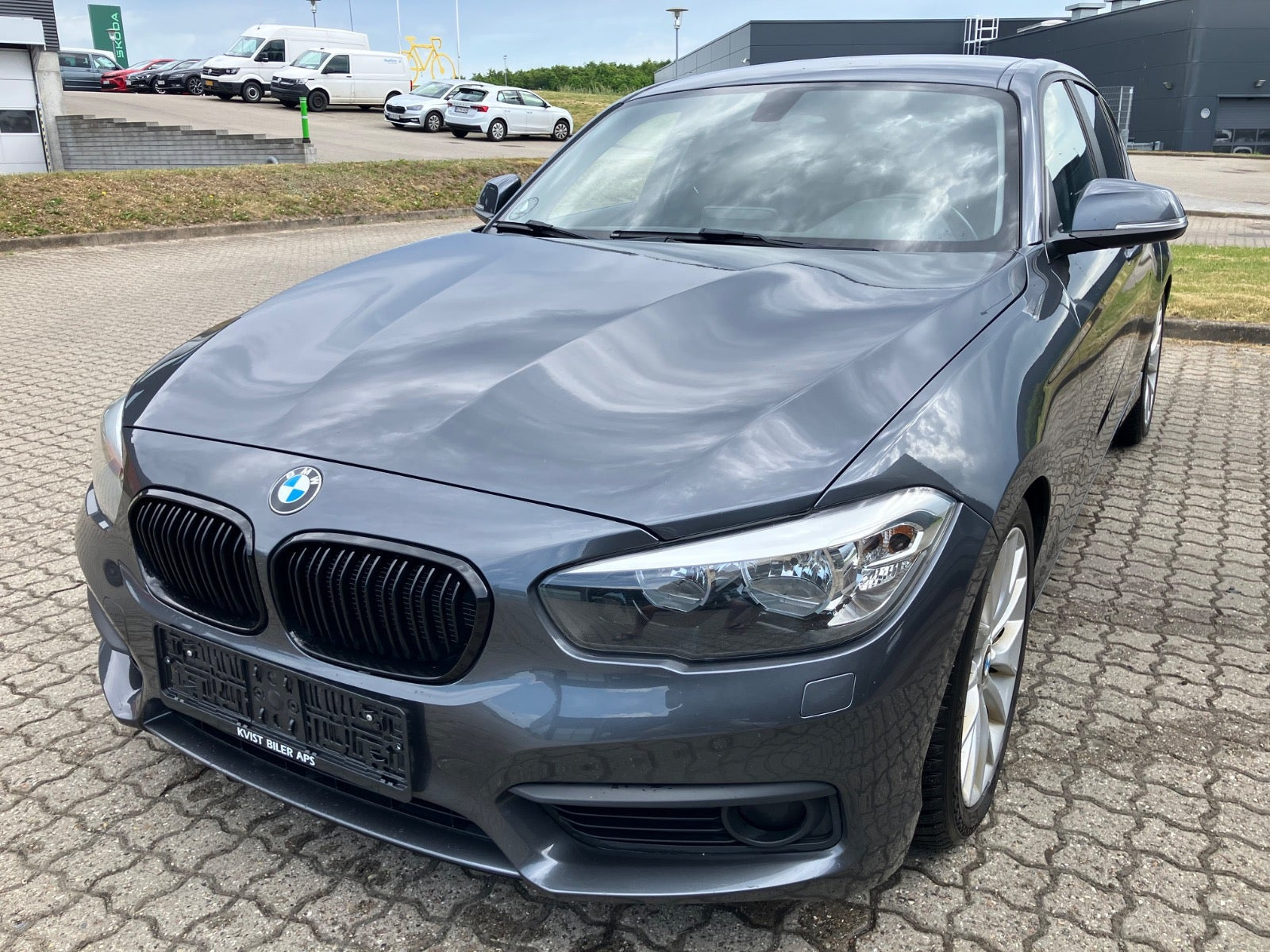 Grå BMW 118i fra 2018