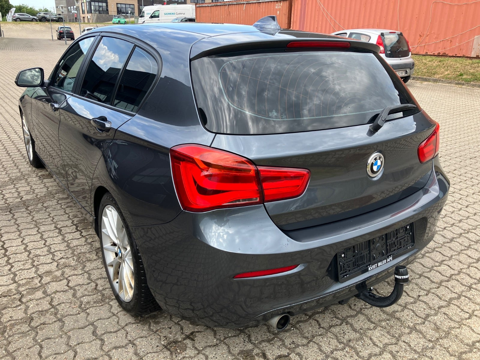 Grå BMW 118i fra 2018