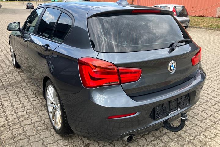 Grå BMW 118i fra 2018