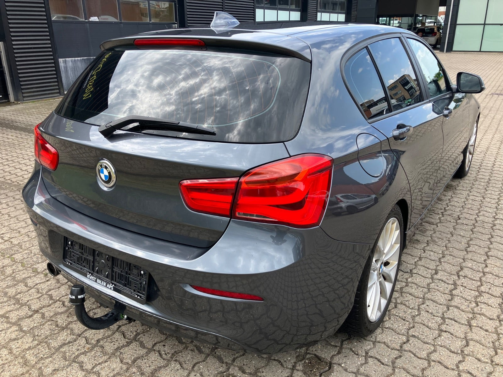 Grå BMW 118i fra 2018