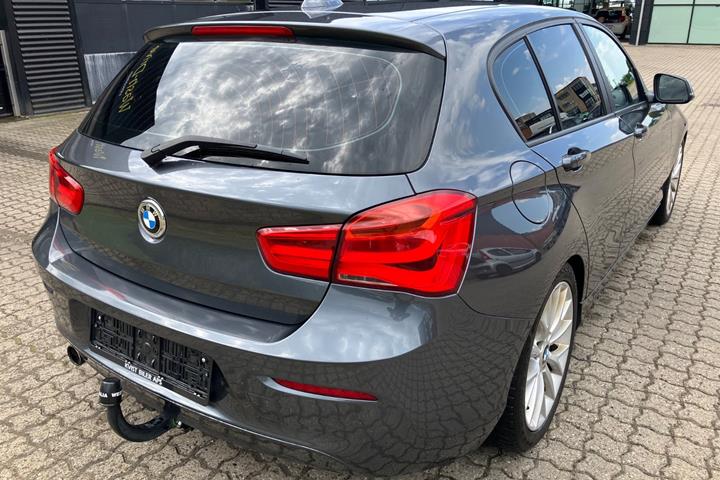 Grå BMW 118i fra 2018