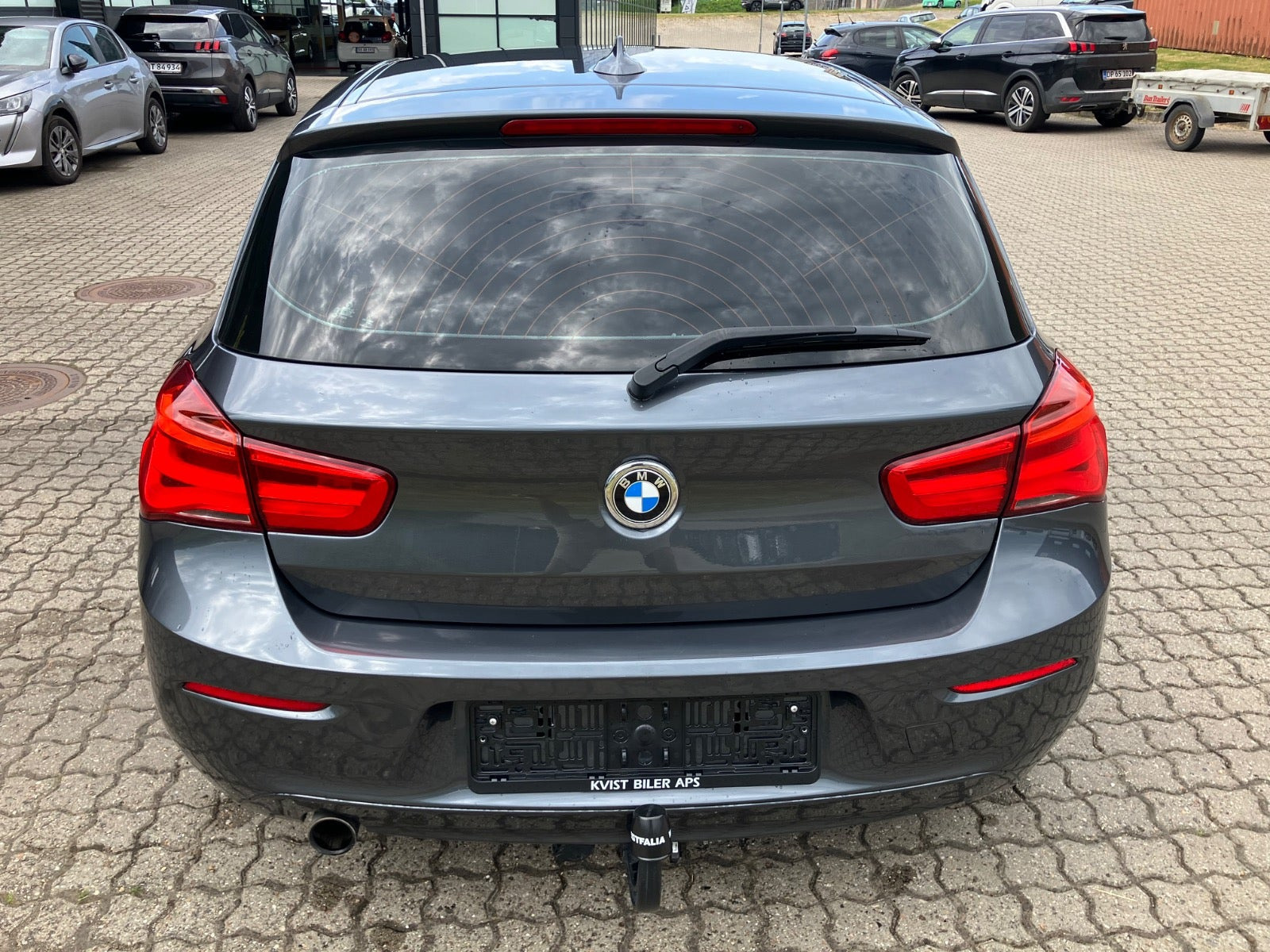 Grå BMW 118i fra 2018