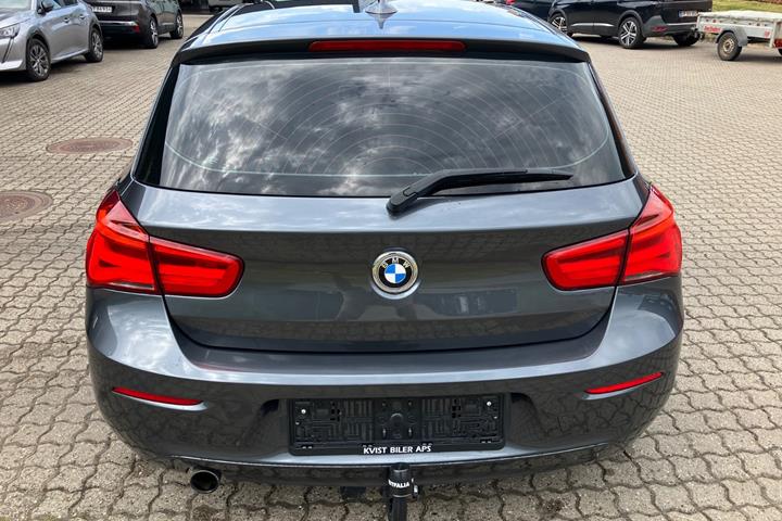Grå BMW 118i fra 2018